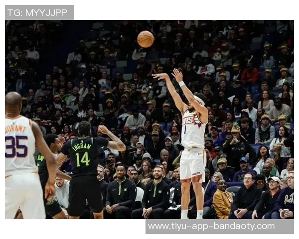 布克首节狂砍20分展现主动进攻态度防守端无所畏惧勇往直前