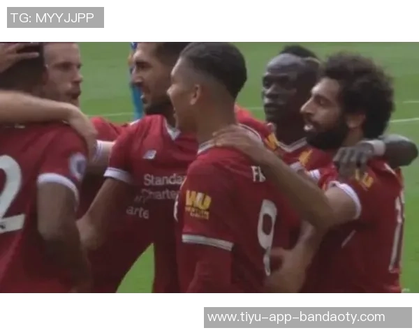 库利巴利和盖耶将队长袖标传递给马内共同庆祝首个奖杯的温馨时刻